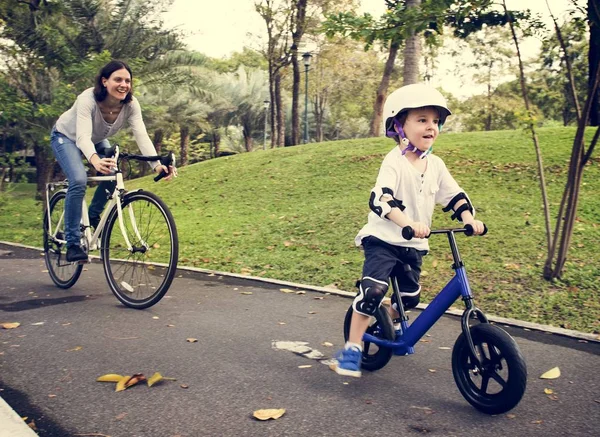Rodziny na rowerze w parku — Zdjęcie stockowe