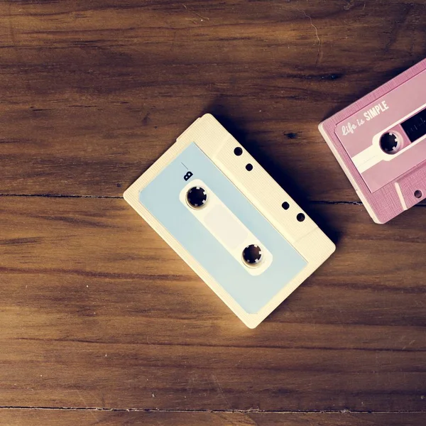 Ретро аудиокассеты на столе — стоковое фото