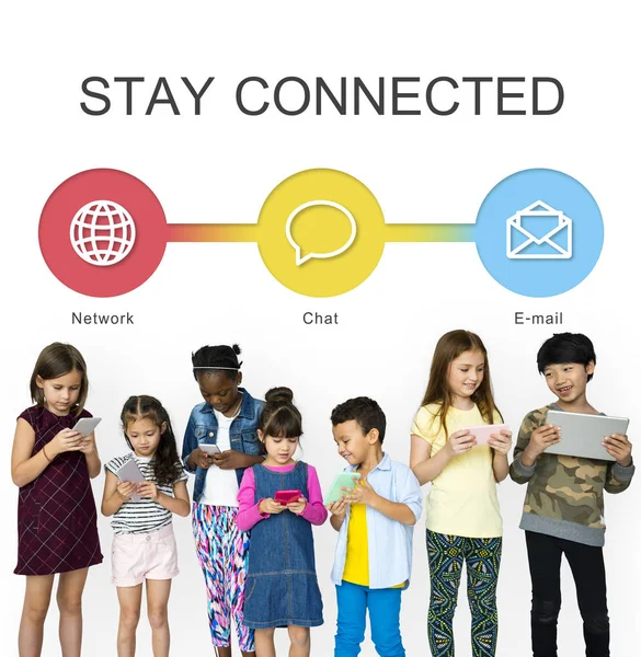 çocuklar dijital cihazlar kullanarak