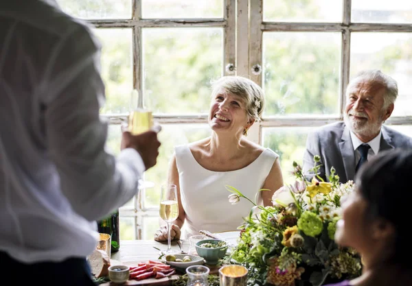 Par på bröllops bord — Stockfoto
