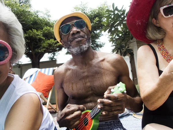 üst düzey insanlar iskambil ukulele