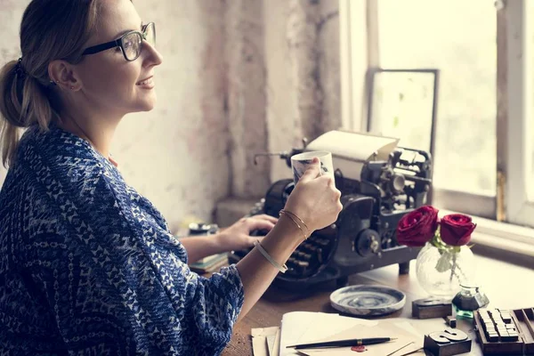 Yazar tablo masa başında oturan kadın