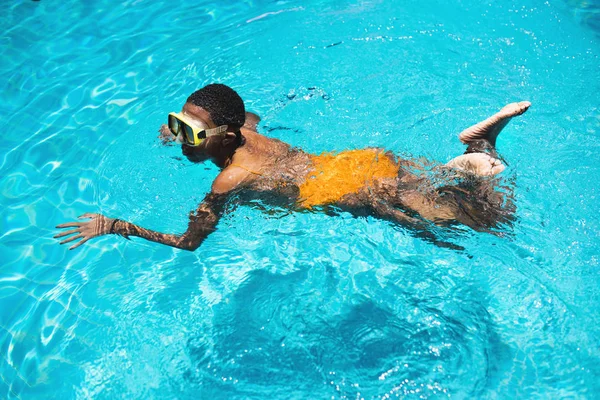 Mulher africana na piscina — Fotografia de Stock