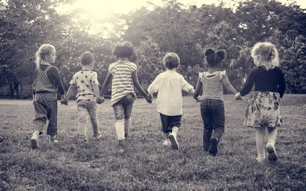 Kinder spielen auf dem Feld — Stockfoto