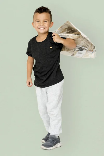 Chłopiec z worka śmieci papieru — Zdjęcie stockowe