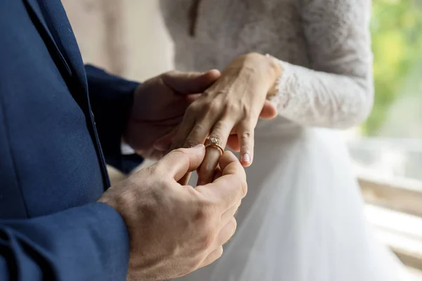 Novio poner anillo de boda en la novia — Foto de Stock
