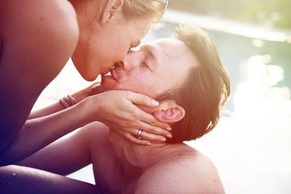 Casal na piscina — Fotografia de Stock