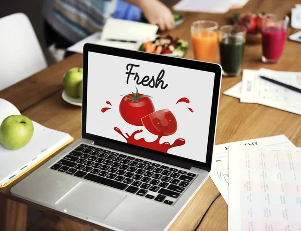 Laptop na mesa com dieta alimentar — Fotografia de Stock