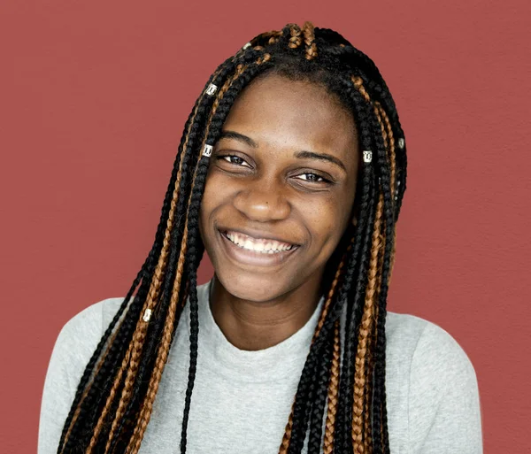 Chica sonriente con rastas — Foto de Stock