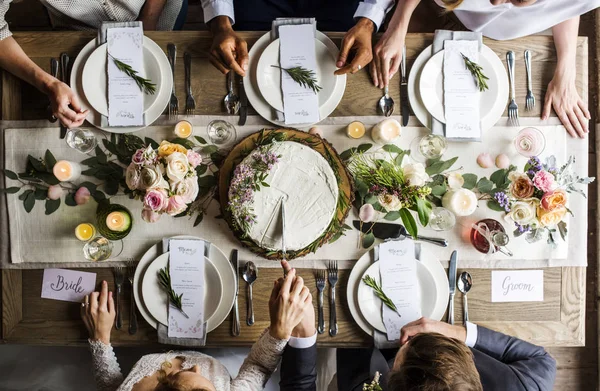 Braut und Bräutigam schneiden Kuchen — Stockfoto