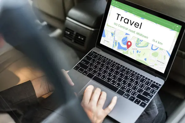 Empresário usando laptop no carro — Fotografia de Stock