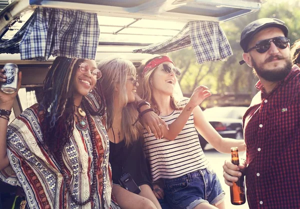 Vänner som dricker alkohol öl — Stockfoto