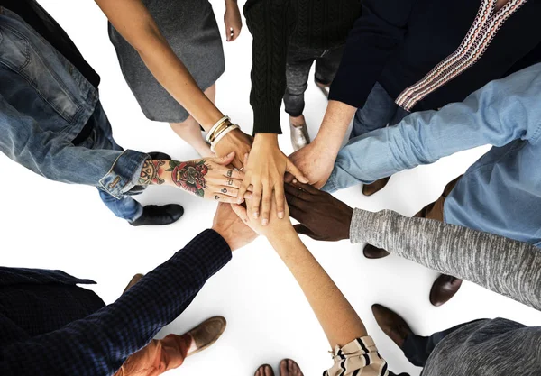 Persone che tengono le mani unite — Foto Stock