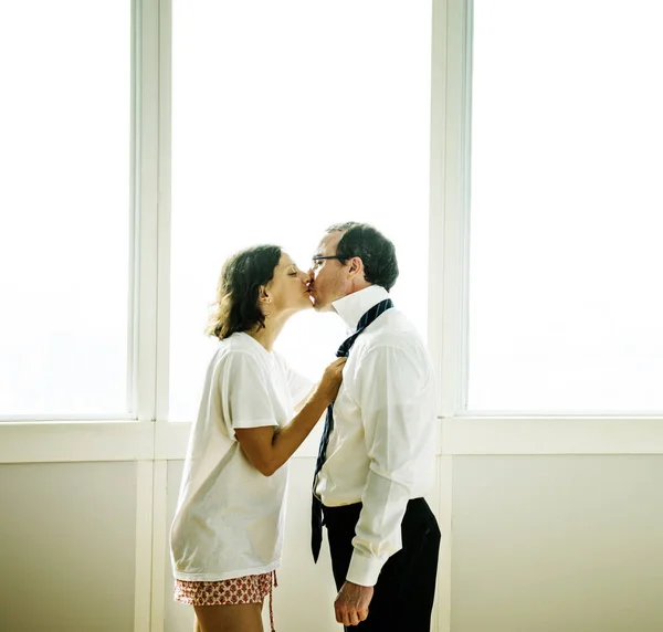接吻的妻子丈夫 — 图库照片