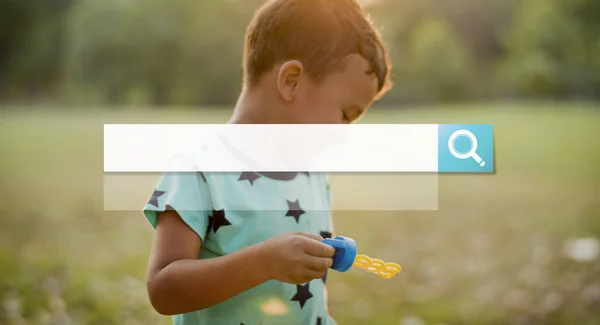 Niño jugando con burbujas de jabón — Foto de Stock