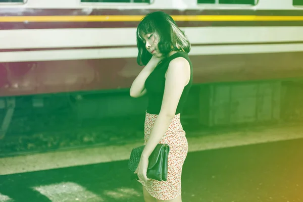 Schöne asiatische Frau am Bahnhof — Stockfoto