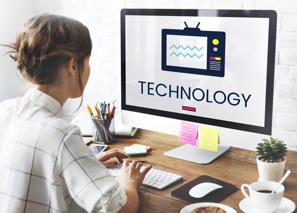 bilgisayarla çalışma kız