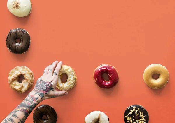 Elegir a mano variedad de donas — Foto de Stock