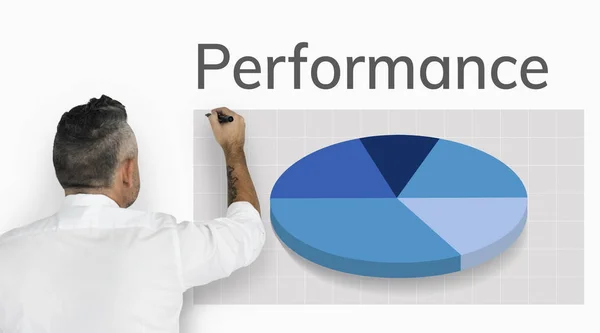 Geschäftsmann arbeitet mit Business Chart — Stockfoto