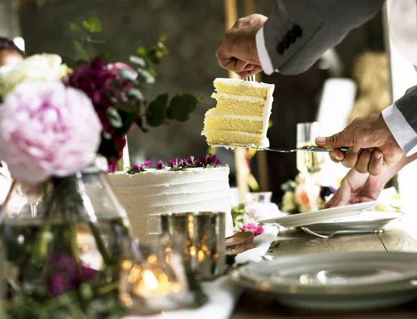 結婚式のケーキを得る手 — ストック写真