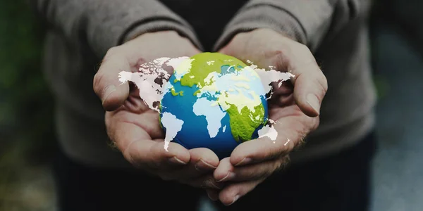 Person innehav globe i händer. — Stockfoto