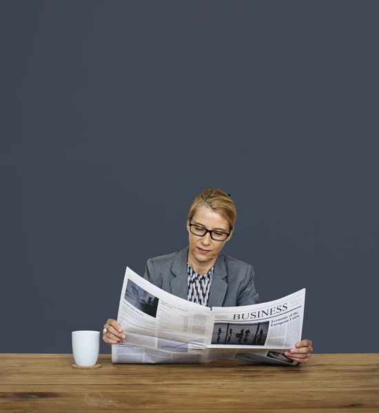 Businesswoman reading newspaper — Stock Photo, Image