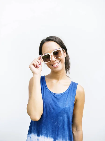 Woman smiling and wearing sunglasses — Stock Photo, Image