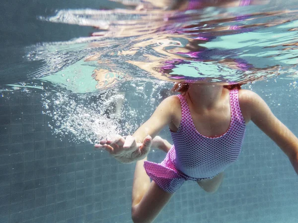 Девушка плавает в бассейне — стоковое фото