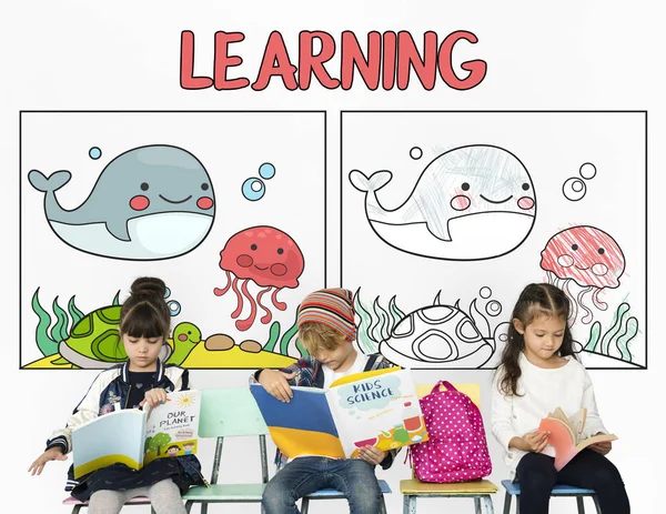 Lindo escuela niños leyendo —  Fotos de Stock