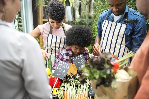 Chica africana ayudando a los padres en la tienda — Foto de Stock