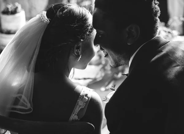 Groom and bride talking — Stock Photo, Image