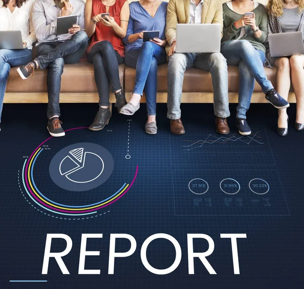 Toplantıda oturan insanlar 