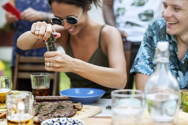 arkadaşlar açık havada masada yemek
