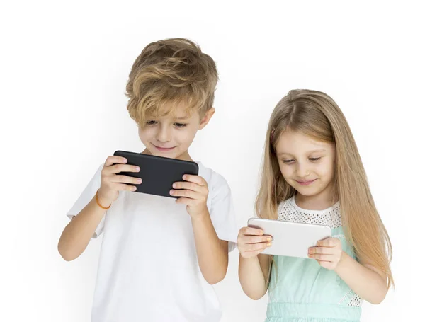 Dzieci gry telefony komórkowe — Zdjęcie stockowe