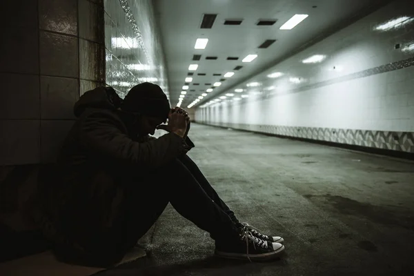 Reménytelen ember ül a földön — Stock Fotó