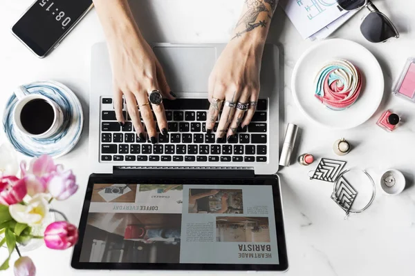 Female hands typing on laptop keyboard — Stock Photo, Image