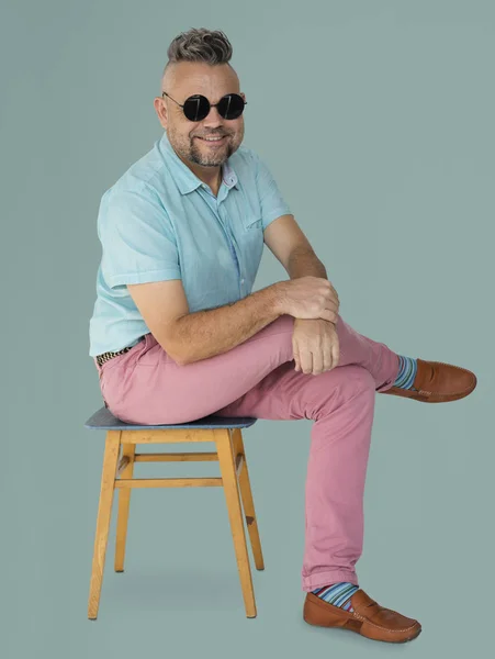 Hombre en gafas de sol sentado en la silla —  Fotos de Stock