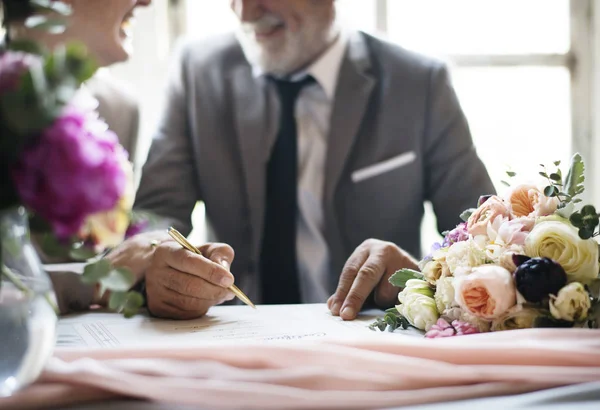 Paar am Hochzeitstisch — Stockfoto
