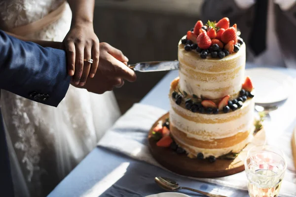 カップル結婚式のケーキカット — ストック写真