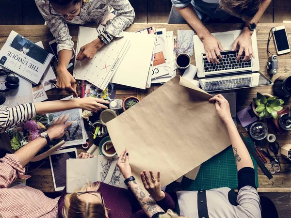 Equipe de negócios que trabalha no espaço de trabalho — Fotografia de Stock