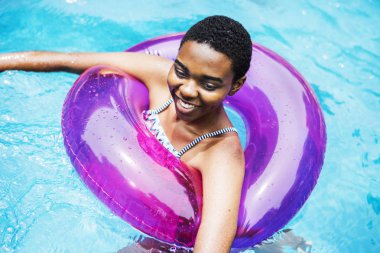 tüp yüzme ile yüzen kadın