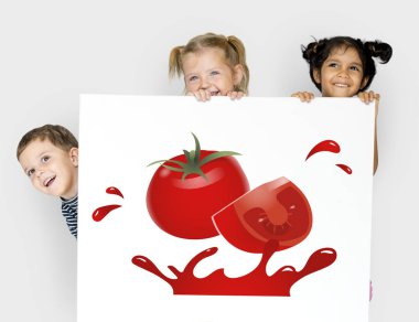 Çocuk afişini saklanıyor