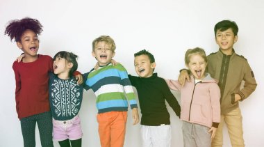 Gülümseyen sınıf arkadaşları 