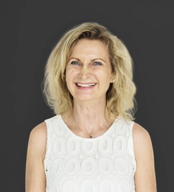 bir stüdyo çekimi sarışın kadın