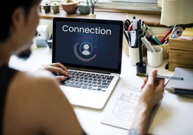 Dövmeli adam laptop çalışma