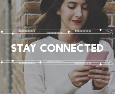 Akıllı telefon kullanan kadın 