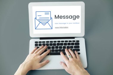 Dizüstü bilgisayarda yazan kadın klavyesi