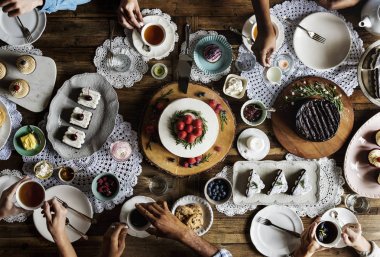 Pasta ile masada insanlar kutlamak