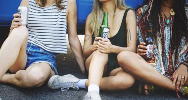 Alkol bira içme arkadaş