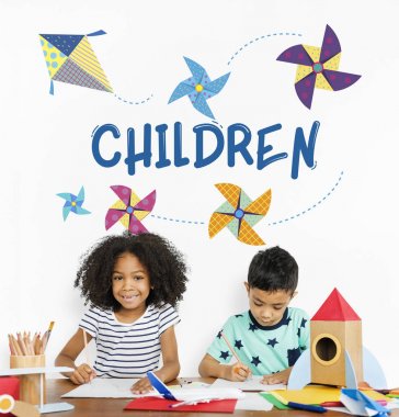 Küçük çocuklar masada çizim 